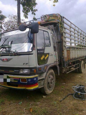 รถฮีโน่ HlNO 6 ล้อ รั้ว FF 195 แรงม้า  ปี 37   สนใจติดต่อ 081 - 6079515