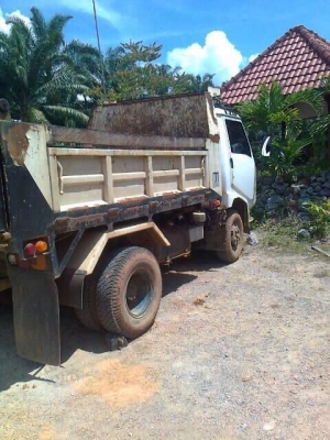 รถฮีโน่ HlNO 6 ล้อ รั้ว FF 195 แรงม้า  ปี 37   สนใจติดต่อ 081 - 6079515