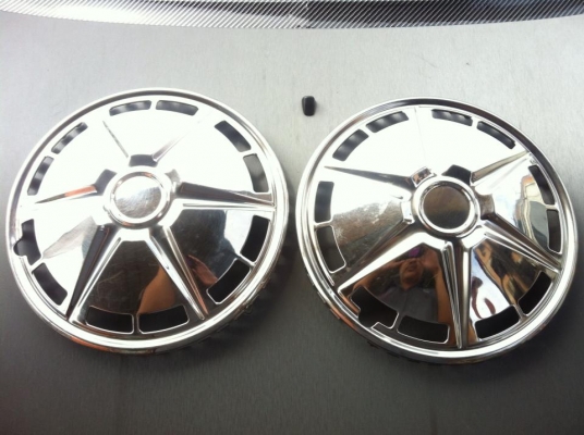 ขายฝาครอบล้อรถโบราณหลายรายการ