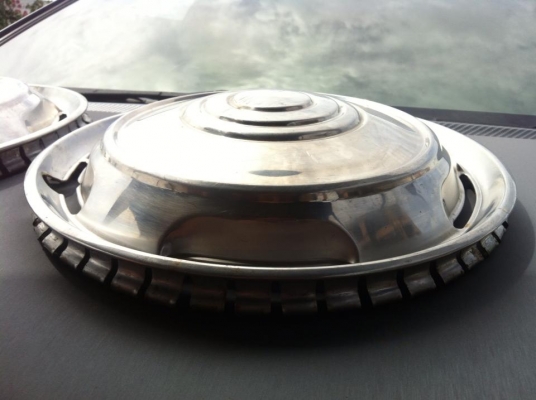 ขายฝาครอบล้อรถโบราณหลายรายการ