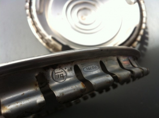 ขายฝาครอบล้อรถโบราณหลายรายการ