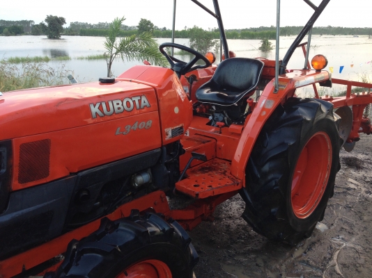 ขายด่วนรถไถคูโบต้าL3408 มีภาพวีโอ พร้อมอุปกรณ์ 4 รายการ ใบมีดดันดินหน้าและ ผานหลังมี 3 ชุด ทะเบียนปี