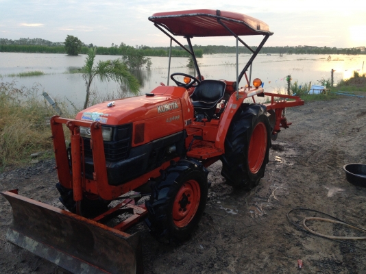 ขายด่วนรถไถคูโบต้าL3408 มีภาพวีโอ พร้อมอุปกรณ์ 4 รายการ ใบมีดดันดินหน้าและ ผานหลังมี 3 ชุด ทะเบียนปี