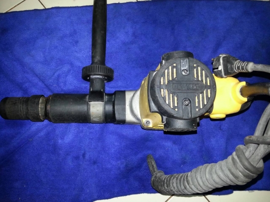 ขายเครื่องสกัดแย็กไฟฟ้าสภาพดีแรงๆๆสวยๆยี่ห้อDEWALT(1050วัตต์)พร้อมใช้งานคับ