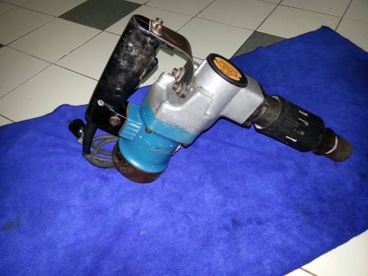 ขายเครื่องสกัดแย็กไฟฟ้ายี่ห้อMAKITA รุ่นHM0810(900W)พร้อมใช้งาน