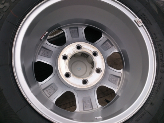 ขายยางป้ายแดงพร้อมแม็กออนิวเชฟ 6 รู ยางบริสโตร์ 215/70R16 ยางสัปดาห์ที่30ปี13 ตุ่มหน้ายางเส้นสีอยู่ครบ วิ่งแค่ 15 กิโลเปลี่ยน ใหม่ๆ 1 ชุด