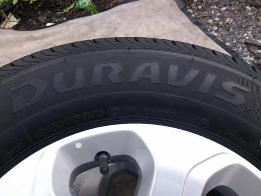 ขายยางป้ายแดงพร้อมแม็กออนิวเชฟ 6 รู ยางบริสโตร์ 215/70R16 ยางสัปดาห์ที่30ปี13 ตุ่มหน้ายางเส้นสีอยู่ครบ วิ่งแค่ 15 กิโลเปลี่ยน ใหม่ๆ 1 ชุด