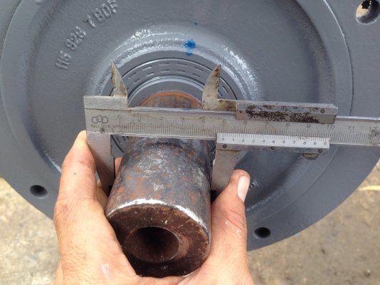 ขายมอเตอร์เกียร์ SEW 4.5 HP. 380 V แบบหน้าแปลน อัตราทด 1:35 เพลาออกประมาณ 40 รอบต่อนาที เป็นของเก่าเก็บไม่เคยใช้งาน ใบคู่มือยังอยู่ (แต่ผมทำสีใหม่แล้วครับ)