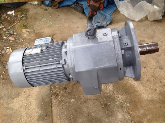 ขายมอเตอร์เกียร์ SEW 4.5 HP. 380 V แบบหน้าแปลน อัตราทด 1:35 เพลาออกประมาณ 40 รอบต่อนาที เป็นของเก่าเก็บไม่เคยใช้งาน ใบคู่มือยังอยู่ (แต่ผมทำสีใหม่แล้วครับ)