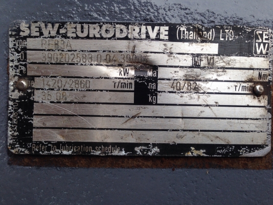 ขายมอเตอร์เกียร์ SEW 4.5 HP. 380 V แบบหน้าแปลน อัตราทด 1:35 เพลาออกประมาณ 40 รอบต่อนาที เป็นของเก่าเก็บไม่เคยใช้งาน ใบคู่มือยังอยู่ (แต่ผมทำสีใหม่แล้วครับ)