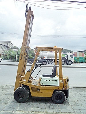 ขายรถยกโตโยต้า 1.5 ตัน  เครื่องเบนซิน  กระบอกคู่  เสาสูง 3 เมตร  ยางตันใหม่ พวงมาลัยเพาเว่อร์  สีเดิมจากนอก นำเข้าจากญี่ปุ่น ใช้งานได้ทันที