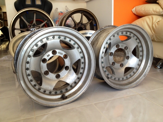 มี 1 คู่ ล้อขอบ 15x7 ET-11 6/139.7 ลายดาว 5 ก้าน ออฟ 2 ชั้น หมุดครบ สวยๆ ครับ