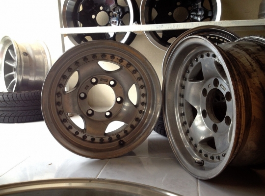 มี 1 คู่ ล้อขอบ 15x7 ET-11 6/139.7 ลายดาว 5 ก้าน ออฟ 2 ชั้น หมุดครบ สวยๆ ครับ