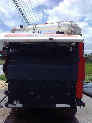 รถเกี่ยวข้าว Kubota (รูปแรกแทนครับ)