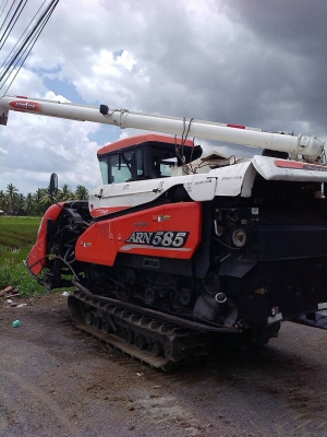 รถเกี่ยวข้าว Kubota (รูปแรกแทนครับ)