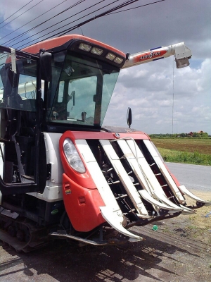 รถเกี่ยวข้าว Kubota (รูปแรกแทนครับ)