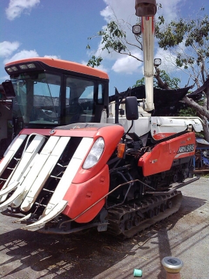 รถเกี่ยวข้าว Kubota (รูปแรกแทนครับ)