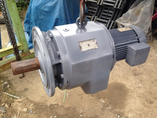 ขายมอเตอร์เกียร์ 4 HP. 380 V อัตราทด 1:80 เป็นแบบหน้าแปลน เพลาออกประมาณ 16 รอบต่อนาที สภาพของใหม่เก่าเก็บ (ผมทำสีใหม่แล้วครับ)