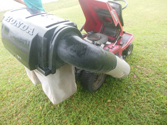 ขายรถตัดหญ้านั่งขับ HONDA