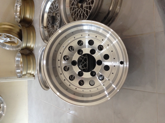 มี 1 วง ล้อหยดน้ำขอบ 15x8.5 ET-27 6/139.7 เผื่อไว้เป็นล้ออะไหล่ครับ