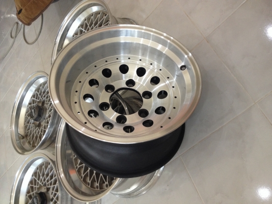 มี 1 วง ล้อหยดน้ำขอบ 15x8.5 ET-27 6/139.7 เผื่อไว้เป็นล้ออะไหล่ครับ