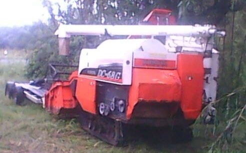 KUBOTA DC 68G รถเกี่ยวข้าวสภาพดีพร้อมใช้งานได้เลย ทำงาน 1,700 ชม. แบบอุ้มรับได้ 600 กก. เครื่องแห้งดีไม่เยิ้มประหยัดน้ำมันดี ทำงานได้วันละ 25-35 ไร่ได้สบายครับ ช่วงล่างสภาพดี. 70\% พร้อมใช้งาน ราคาต่อรองได้ครับ