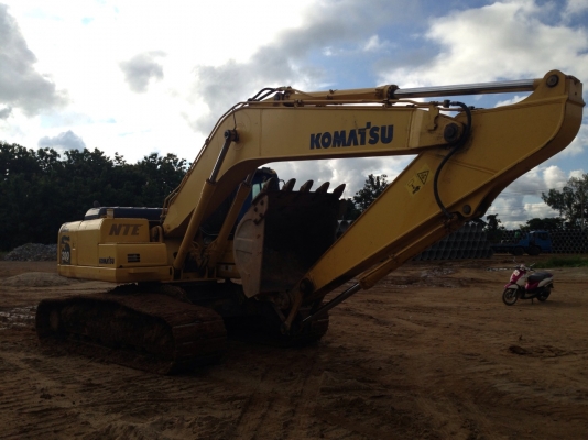 ขายรถแม๊กโค komatsu pc200-8