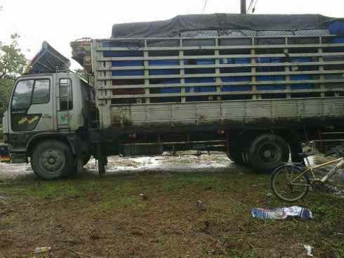 ขายรถ 6 ล้อรั้วหลังถนน HINO FF 195 แรงม้า ยาง 900 ถังกระบะยาว 7 เมตร ราคา 660000