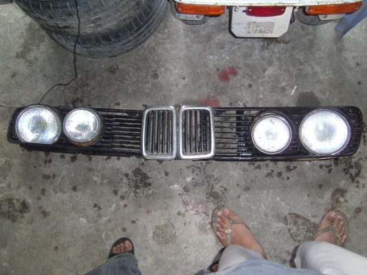 ขายกระจังหน้าพร้อมไฟหน้า BMW E28