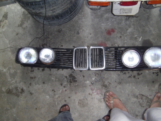 ขายกระจังหน้าพร้อมไฟหน้า BMW E28