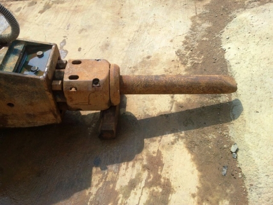 หัวแย๊กซ์ โอกาดะ ญี่ปุ่น ใช้กับรถแบคโฮ KOMATSU PC200 สภาพสวยกิ๊บ มีีรถแบคโฮ ทดสอบการใช้งาน.