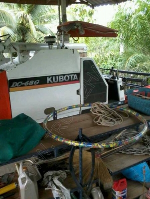 รถบรรทุก 6 ล้อ ยี่ห้อ TOYOTA กับ รถเกี่ยว ยี่ห้อ KUBOTA