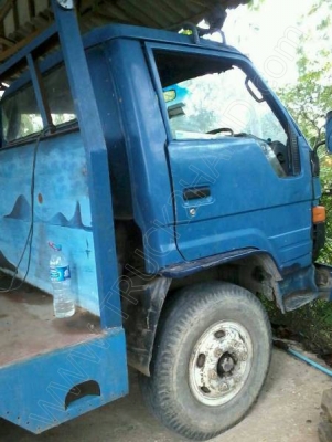 รถบรรทุก 6 ล้อ ยี่ห้อ TOYOTA กับ รถเกี่ยว ยี่ห้อ KUBOTA