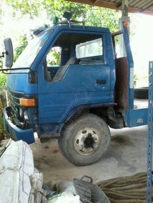 รถบรรทุก 6 ล้อ ยี่ห้อ TOYOTA กับ รถเกี่ยว ยี่ห้อ KUBOTA