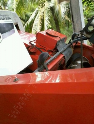 รถบรรทุก 6 ล้อ ยี่ห้อ TOYOTA กับ รถเกี่ยว ยี่ห้อ KUBOTA