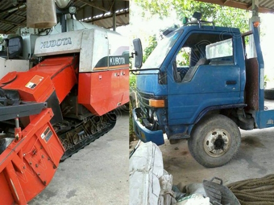 รถบรรทุก 6 ล้อ ยี่ห้อ TOYOTA กับ รถเกี่ยว ยี่ห้อ KUBOTA
