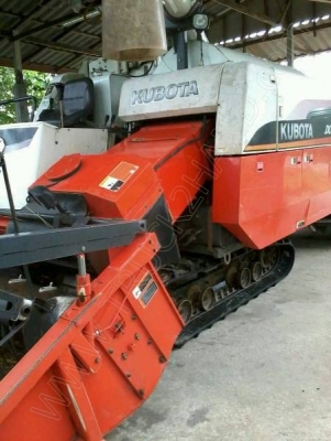 รถบรรทุก 6 ล้อ ยี่ห้อ TOYOTA กับ รถเกี่ยว ยี่ห้อ KUBOTA