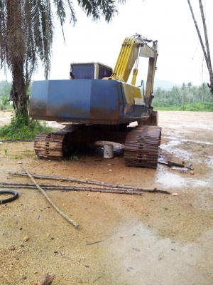 โคมัสสุ 200-5   LC เอวแน่น  เครื่องดี  ปั้มแรงดี ใช้งานได้เลย  โซ่ไม่สวย  แผ่นไม่ครบ  เอาไปอยู่บ่อดินสบายๆเลยครับ