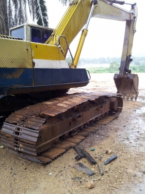 โคมัสสุ 200-5   LC เอวแน่น  เครื่องดี  ปั้มแรงดี ใช้งานได้เลย  โซ่ไม่สวย  แผ่นไม่ครบ  เอาไปอยู่บ่อดินสบายๆเลยครับ