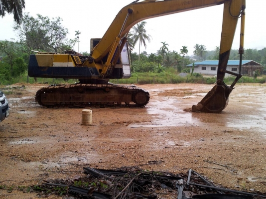 โคมัสสุ 200-5   LC เอวแน่น  เครื่องดี  ปั้มแรงดี ใช้งานได้เลย  โซ่ไม่สวย  แผ่นไม่ครบ  เอาไปอยู่บ่อดินสบายๆเลยครับ