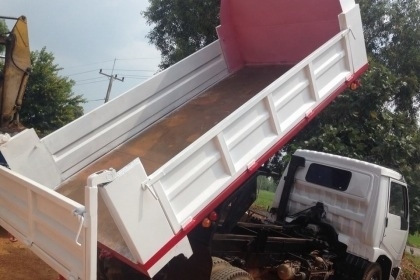 HINO FB 150 HP JO5C หกล้อดั๊มพ์ กระบะดั๊มพ์เหล็ก 4 ตันความยาว 3.60 เมตรสภาพสวย เครื่องยนต์แห้งดีแรงดีไม่มีเยิ้ม ภายในเก๋งคอนโซลสวยครบพร้อม พวงมาลัยเพาเวอร์ ระบบเบรคทริ๊ปฟี้ครบครัน ช่วงล่างใหญ่คัชซีสวยไม่มีดาม เฟืองท้ายติด F. คานหน้าติด F. ครบหมดแล้ว  ยาง