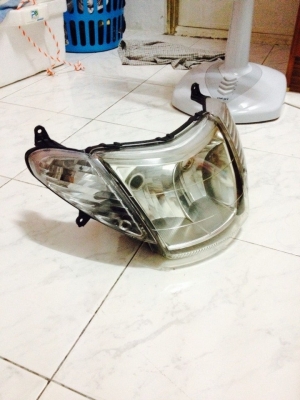 ขายโคมไฟหน้า นูโว ตัวเก่า ราคา 400 บาท โทร0831799040โส กทม