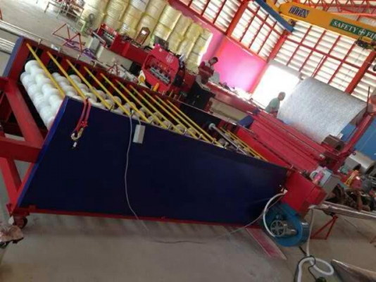 เครื่องติดฉนวนกันความร้อนอัตโนมัติ เครื่องติด PEออโต้  ติดฉนวนหลังคาเมทัลชีทอัตโนมัติ ปรับความเร็วและร้อนได้สินค้ามาตรฐาน BK และ KC ใช้ 081-1108882