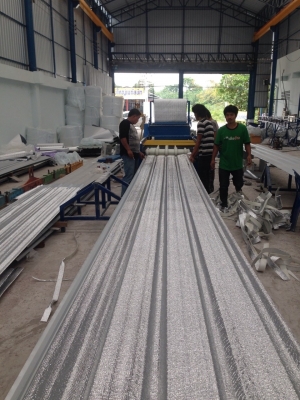 เครื่องติดฉนวนกันความร้อนอัตโนมัติ เครื่องติด PEออโต้  ติดฉนวนหลังคาเมทัลชีทอัตโนมัติ ปรับความเร็วและร้อนได้สินค้ามาตรฐาน BK และ KC ใช้ 081-1108882