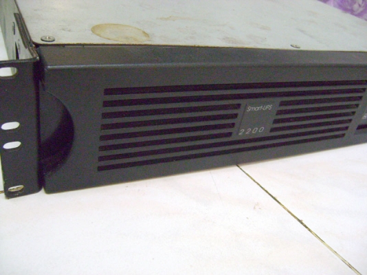 เครื่องสำรองไฟ UPS รุ่นใหญ่ APC 2200 เครื่องสำรองไฟ UPS รุ่นใหญ่ APC 2200