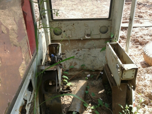 SUMITOMO KATO 2800 ตู้หัวเก๋งเบคโฮ สภาพสวยพร้อมใช้ ประตูไม่มี