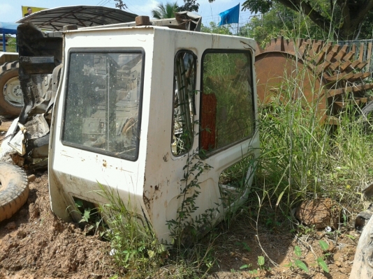 SUMITOMO KATO 2800 ตู้หัวเก๋งเบคโฮ สภาพสวยพร้อมใช้ ประตูไม่มี