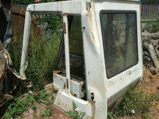 SUMITOMO KATO 2800 ตู้หัวเก๋งเบคโฮ สภาพสวยพร้อมใช้ ประตูไม่มี