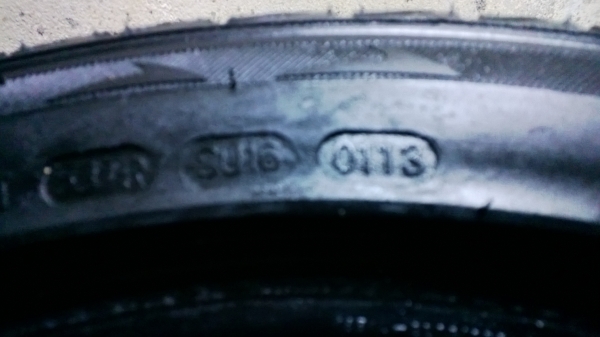 ขายยาง atrezzo 225-45-18 ปี13 คู่นึง2เส้น สภาพสวย ไม่มีปะ ใส่ได้แค่สองเดือน สนใจโทร 0915195549