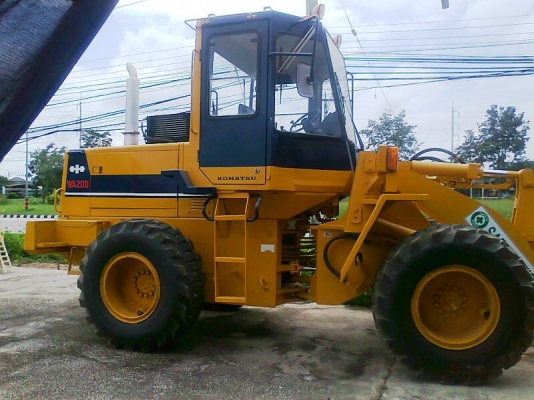 รถตัก KOMATSU WA200-1 รถเก่าญี่ปุ่นแท้ ไมล์ 2,xxx ชั่วโมง เปลี่ยนถ่ายของเหลวทั้งคัน ปรับสภาพให้พร้อมใช้ทั้งคันจากศูนย์ KOMATSU แรงตักดี ทำงานไว ประหยัดน้ำมัน